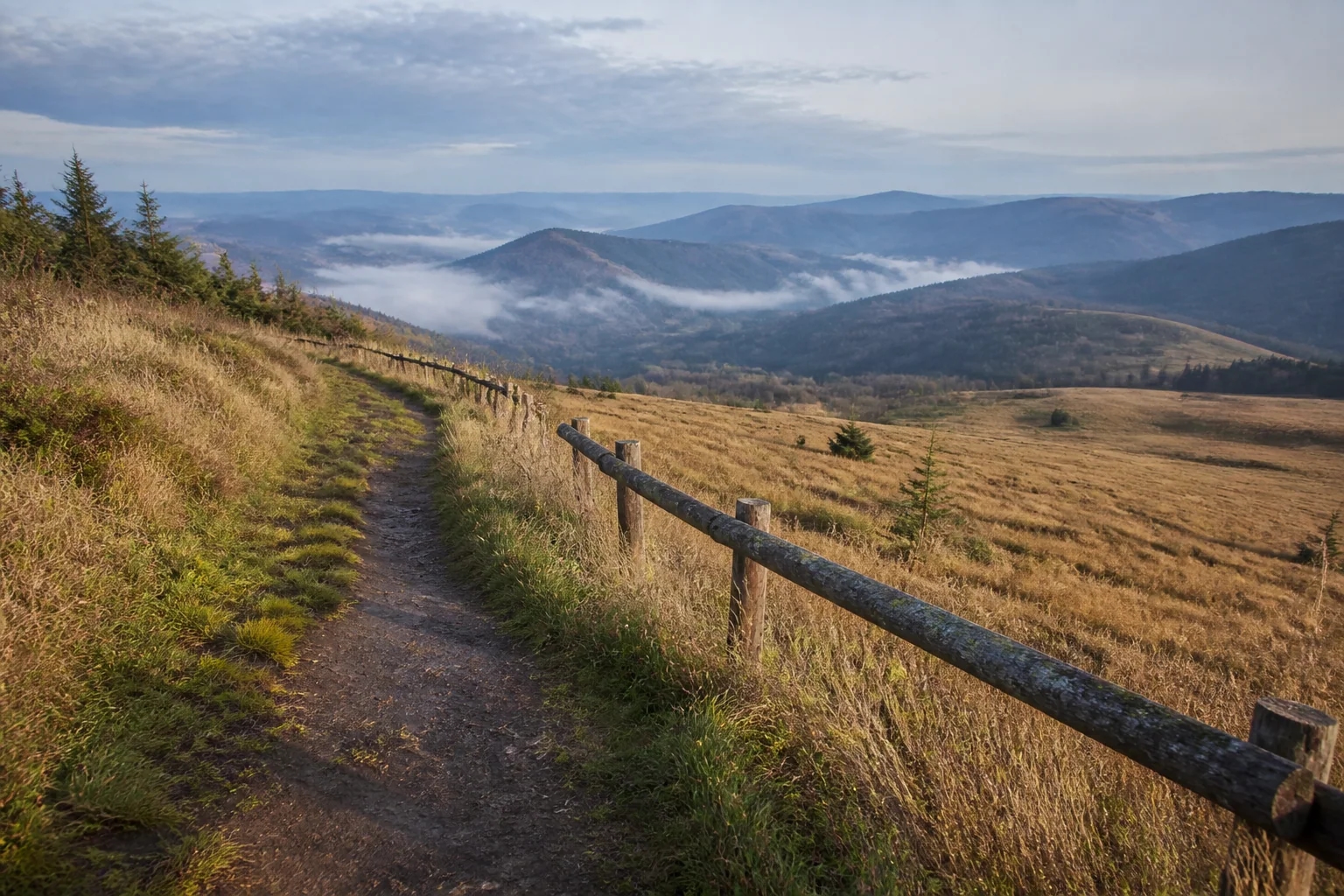Weiter Blick über die sanften Höhen und Wanderwege einer mitteleuropäischen Mittelgebirgslandschaft